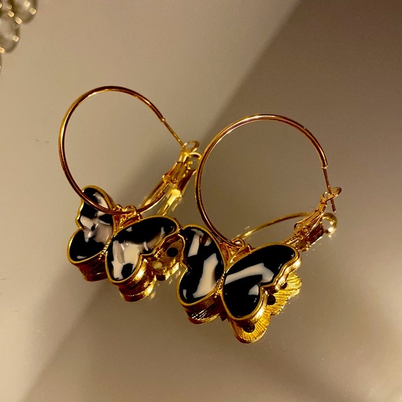 Butterfly charm hoop Earrings NWT - Picture 2 of 2